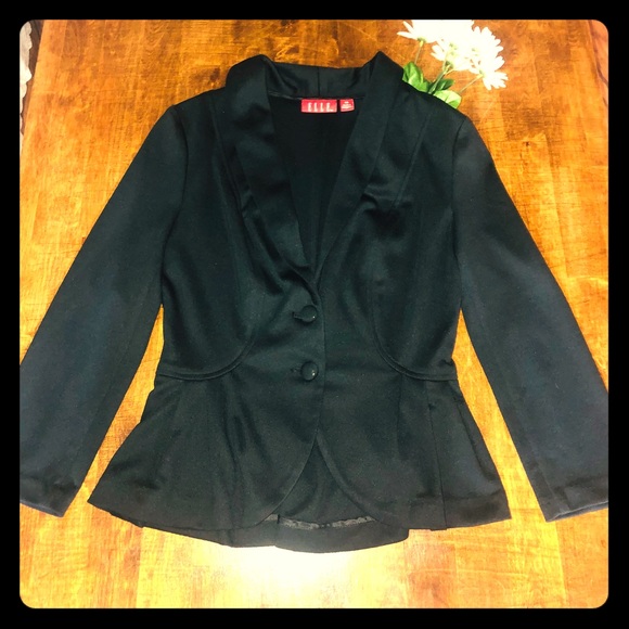 Elle Jackets & Blazers - ✨2/$12 Beautiful Black blazer